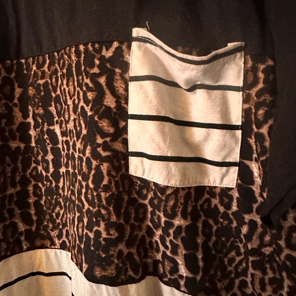 EMERY ROSE leopard strip block top. - Picture 3 of 3